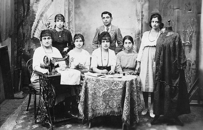 Patronne (patrona) et employées (emplegadas) d'un atelier de couture (taulièr de cordura), à Paris (75), avant 1914