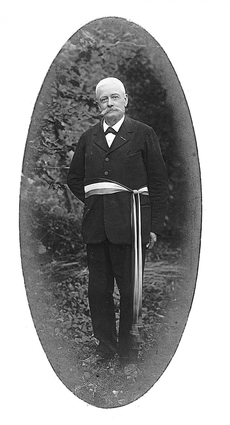 Homme avec ceinture tricolore autour de la taille, dans le Peyralès (canton de La Salvetat Peyralès), septembre 1925