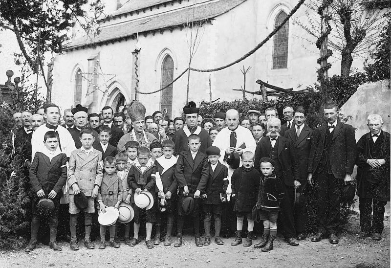 Curés (curats), évêque (evesque), paroissiens (parroquians) et communiants (comunients), à Lespinassole, 18 avril 1932
