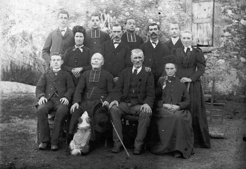 Famille réunie autour de trois curés (curats), 1900