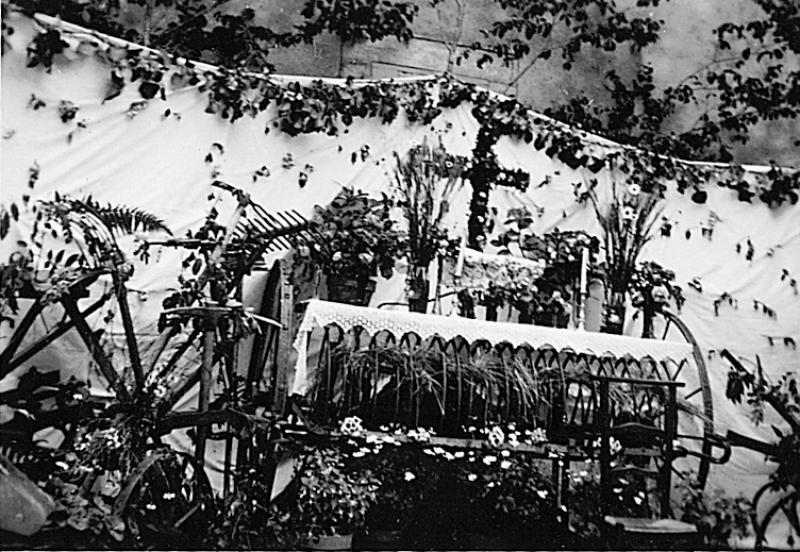 Outils (apleches, utisses) et chapelle-reposoir (capèla) aménagée sur un râteau faneur, en Peyralès (secteur de La Salvetat Peyralès)