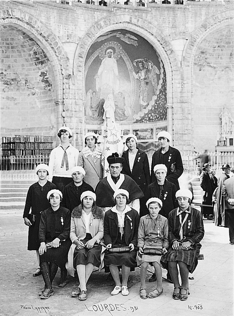 Bérets blancs et curé (curat) du Peyralès (secteur de La Salvetat Peyralès), à Lourdes (65), 1931