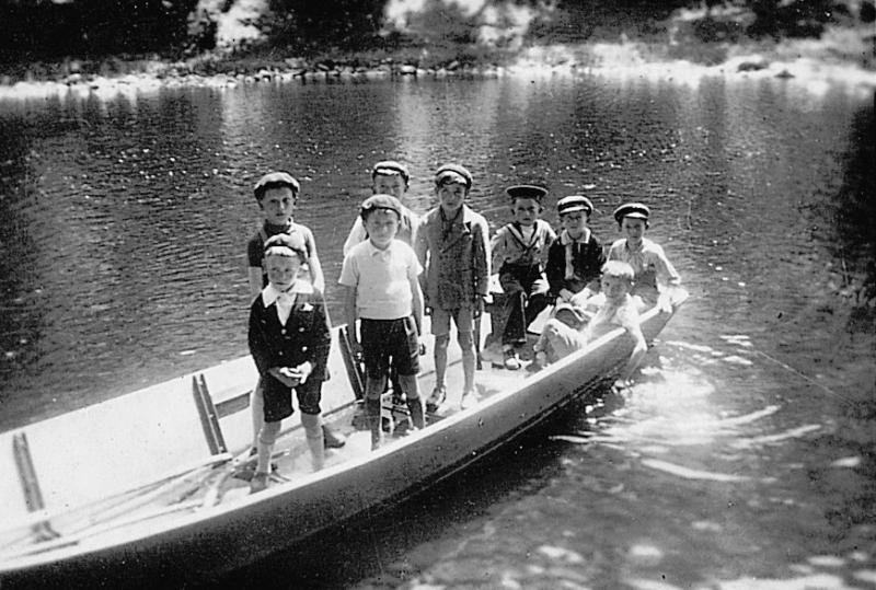 Neuf écoliers (escolans) sur une barque (barca), au Bibal