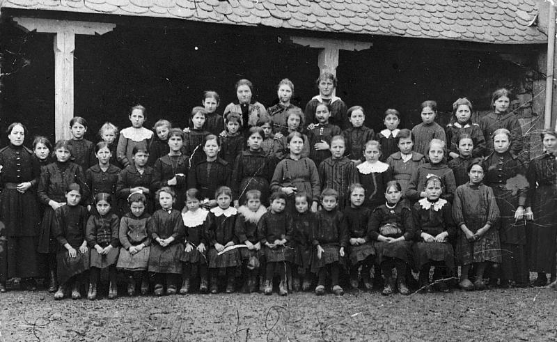 Ecole (escòla) des filles devant le préau (cobèrt), 1915