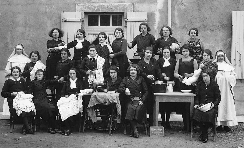 Religieuses (sòrres, surs) et élèves des cours ménagers avec ustensiles de cuisine et ouvrages au crochet, 1936-1937