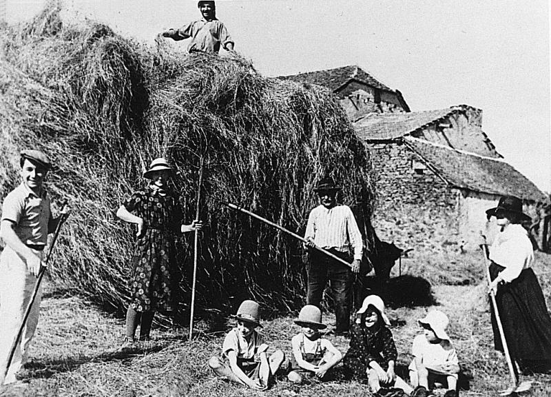 Temps de pause durant chargement manuel du foin (fen) sur un char (carri) devant une ferme (bòria), à Blauzac, 1931