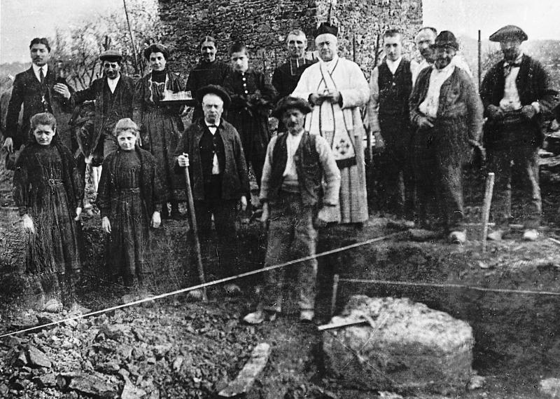 Temps de pause (beguda) après la pose de la première pierre et la bénédiction de la maison (ostal) Rivenq, au Bouyssou, 1913
