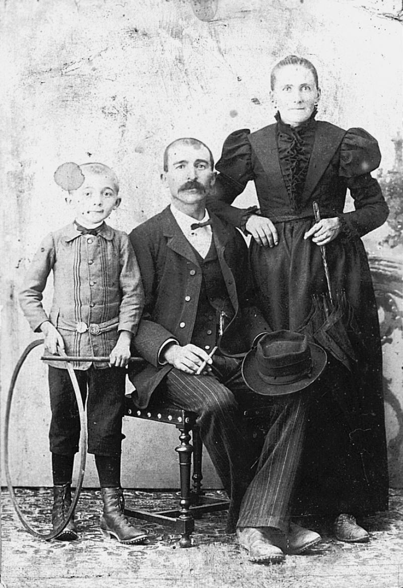 Garçon (dròlle, garçon) avec cerceau et couple, en Peyralès (secteur de La Salvetat Peyralès)