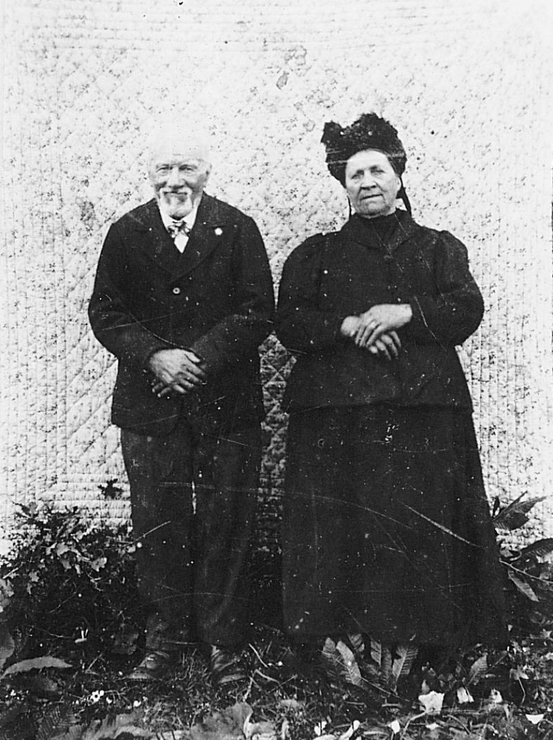 Couple posant devant une couverture (cobèrta) piquée, en Peyralès (secteur de La Salvetat Peyralès)