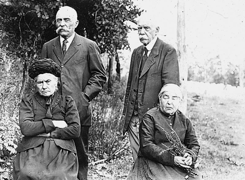 Femme avec coiffe (còfa), femme avec brins de bruyère (burga) dans les mains et deux hommes, à Calvin, 1895 