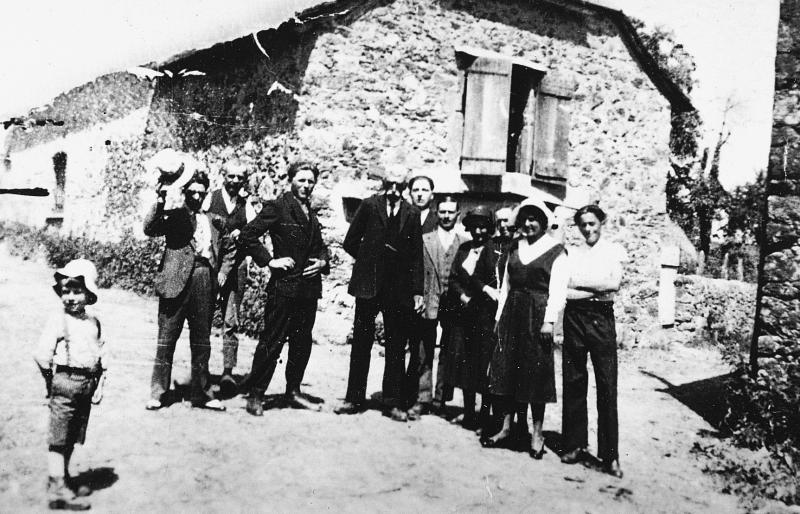 Famille dans la rue (carrièra) devant une maison (ostal), au Rech, un dimanche de 1933
