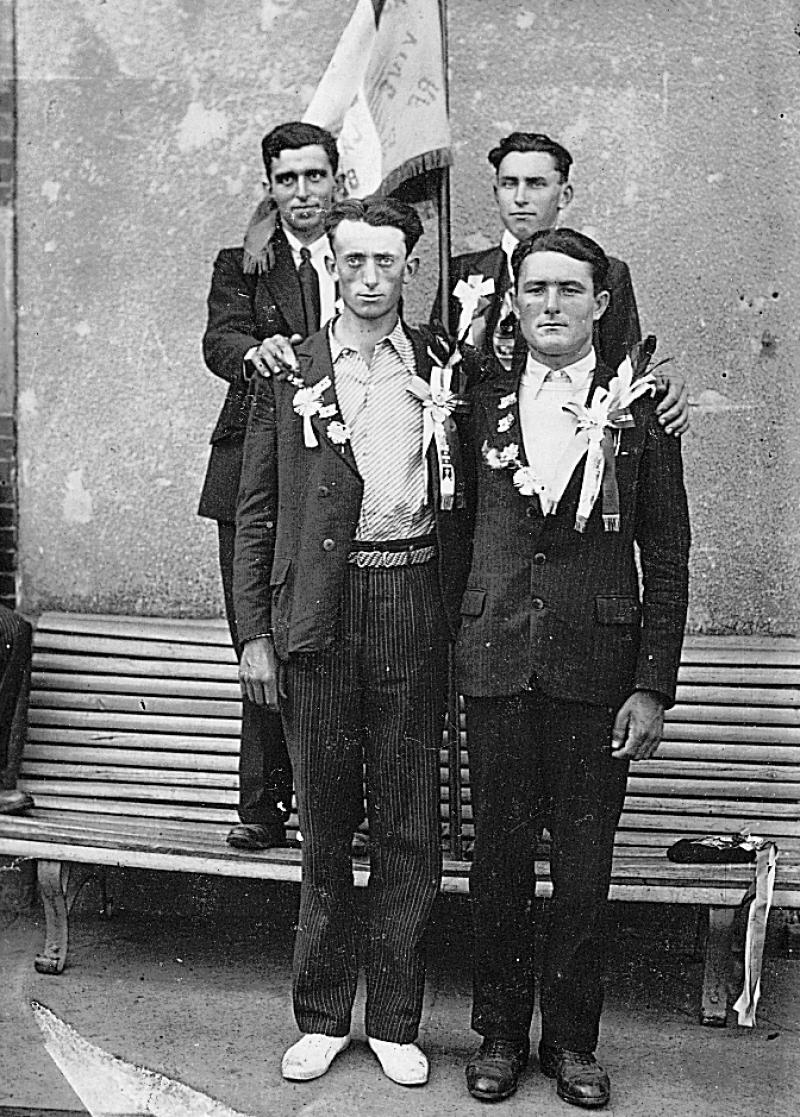 Conscrits devant ou sur un banc, 1941