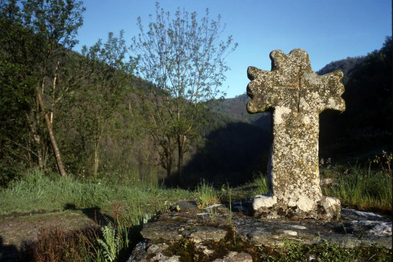 Croix (crotz) en pierre, au Coulet, mai 1994
