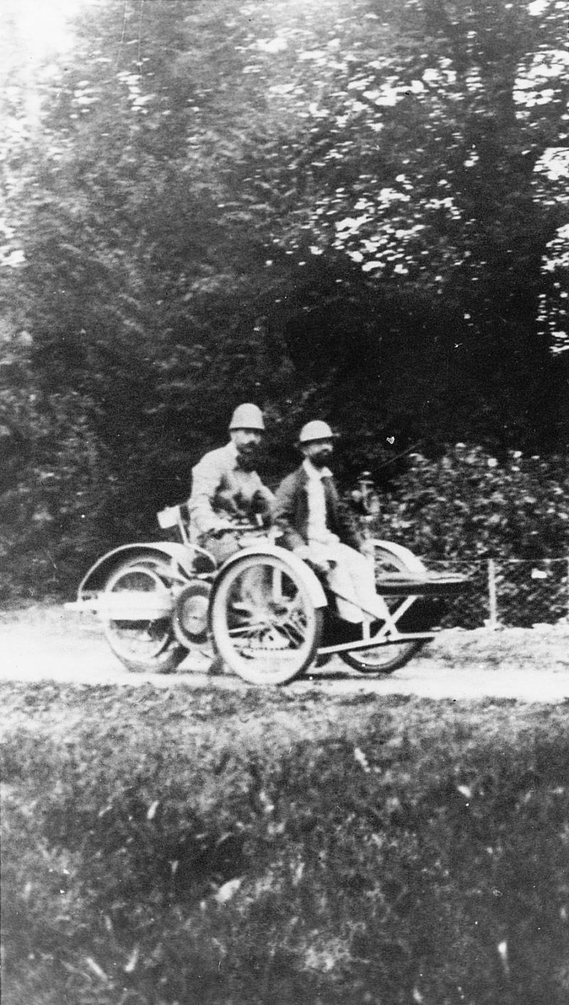 Henri de Toulouse-Lautrec sur un tricycle, au château (castèl) du Bosc