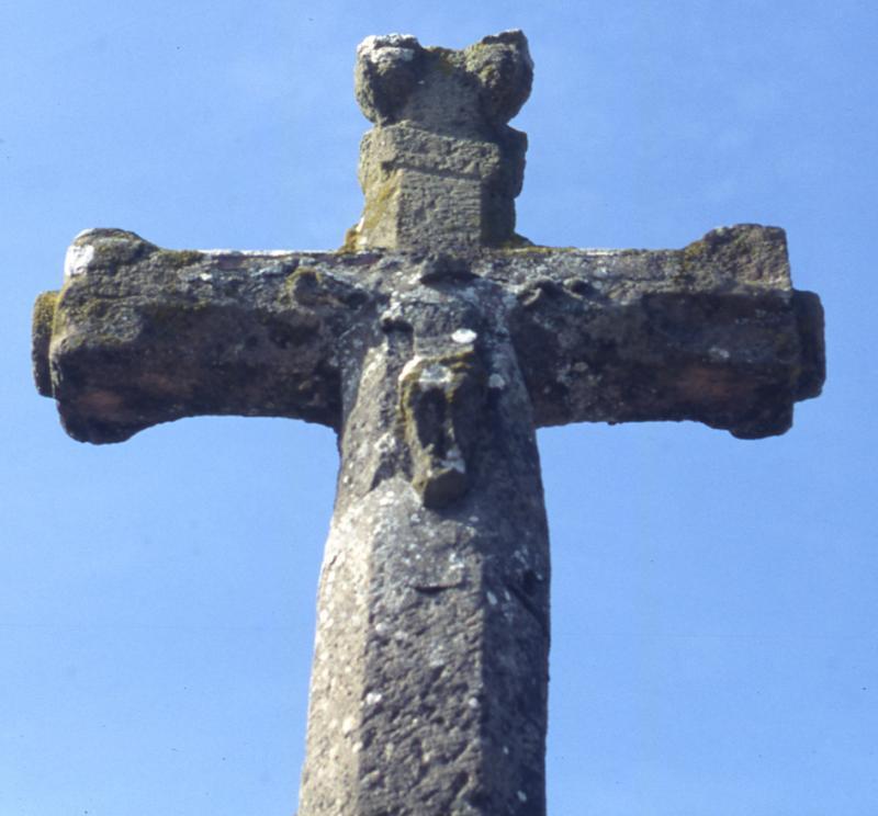 Croix (crotz) en pierre du XIVe siècle