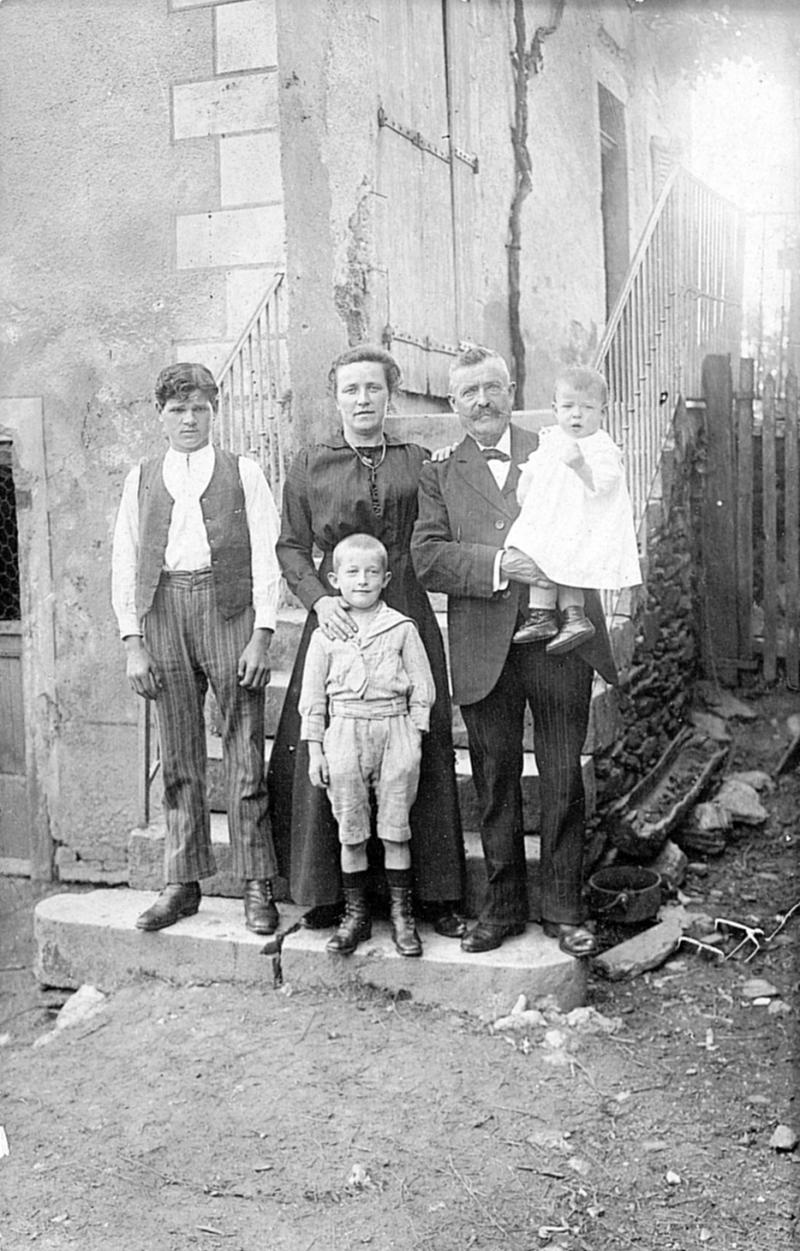 Tailleur d'habits (sartre) et couturière (cosèira) avec trois enfants, à Frons, 1920