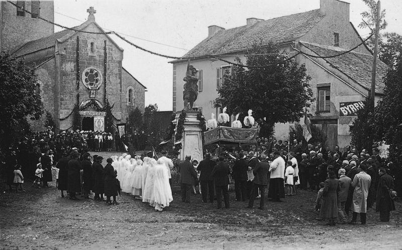 Paroissiens (parroquians) et confirmandes en aubes rassemblés autour du monument aux morts auprès d'un évêque (evesque) pour une confirmation, mai 1938