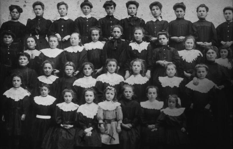 Ecole (escòla) des filles, au château (castèl) Granier, vers 1908