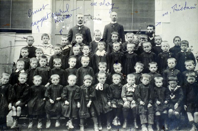 Ecole (escòla) publique et cours supérieur des garçons, vers 1914