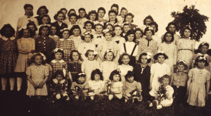 Ecole (escòla) libre ou privée et filles (dròllas, filhas) de plus de 15 ans dans une prairie (prada), 28 mai 1941