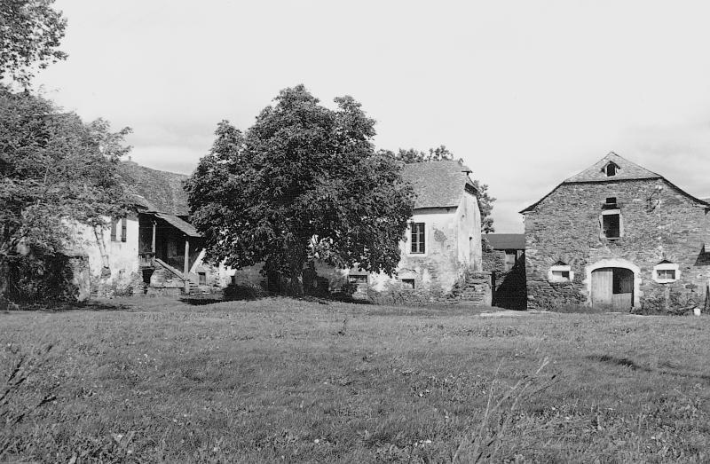 Deux maisons (ostals), dont une avec balcon couvert (balet), et grange (fenial, granja), à Frons, 1992