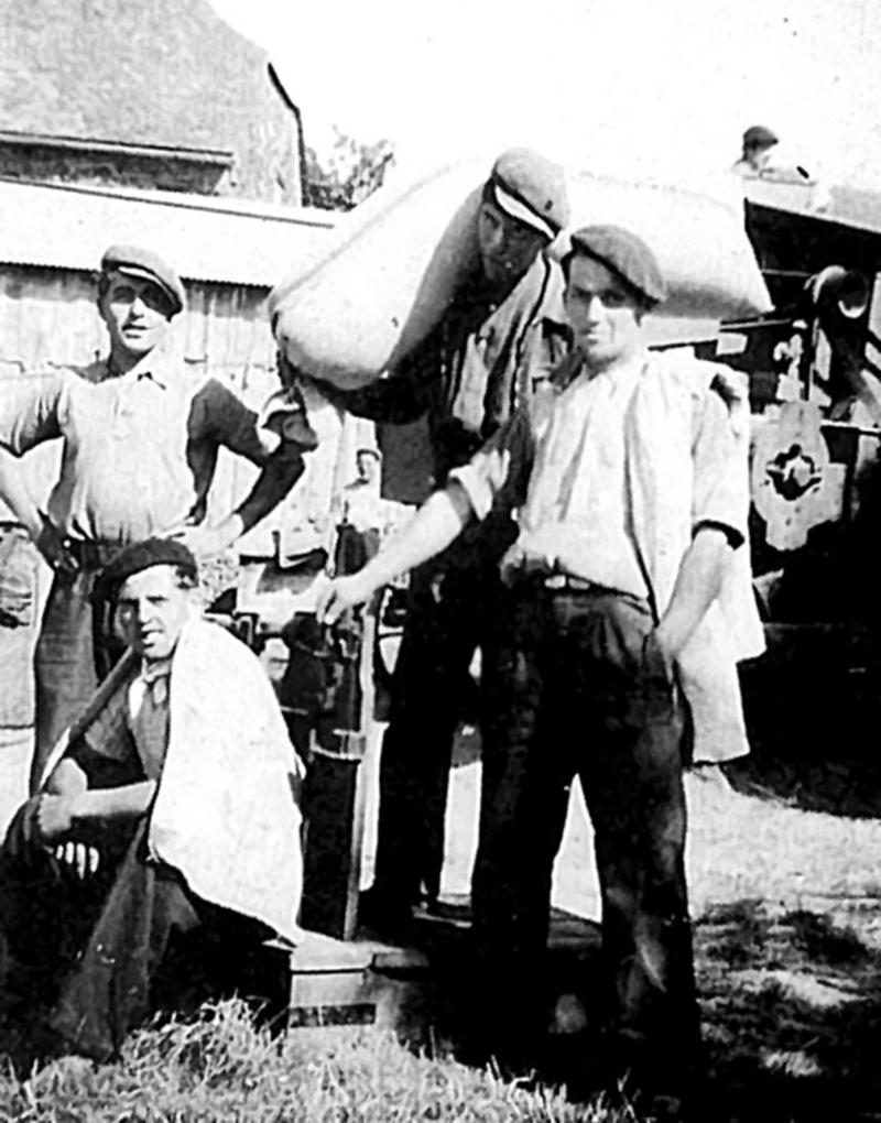 Temps de pause durant pesée et transport à dos d'homme de sacs (sacas) de grain (gran)