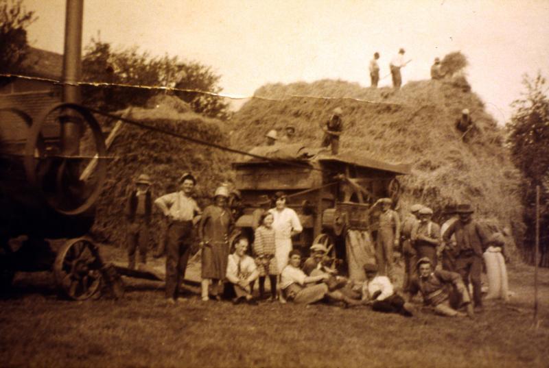 Temps de pause durant dépiquage (escodre) mécanisé à la batteuse (batusa) et locomobile (caufusa), à Bonnefon, 1936