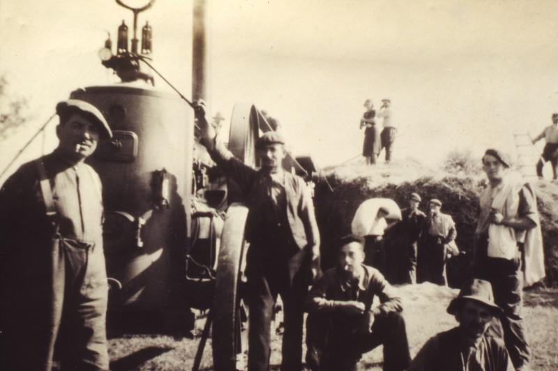 Temps de pause devant une locomobile (caufusa), 1947