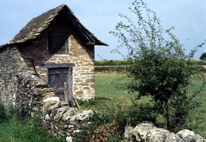 Séchoir à châtaignes (secador) et muret (paredon), dans le Naucellois (secteur de Naucelle), août 1992