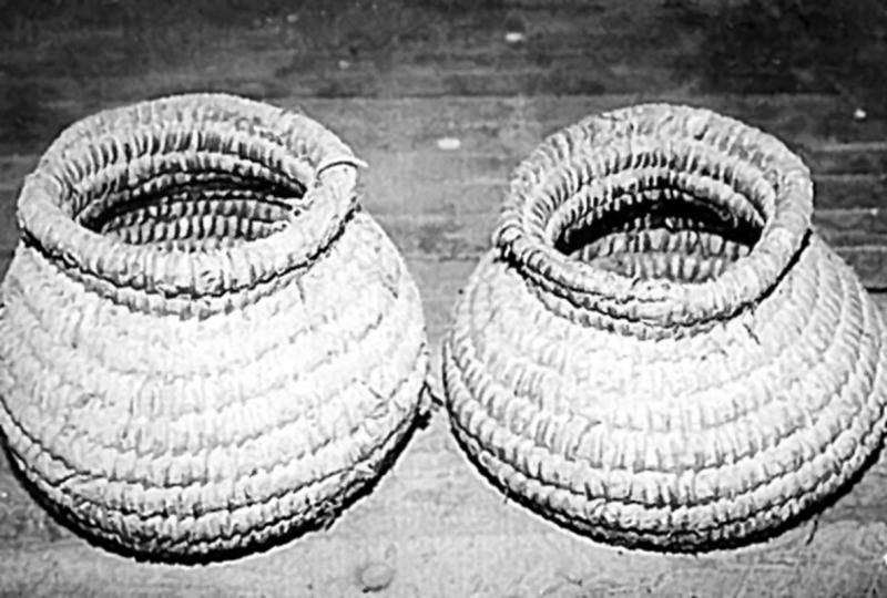 Deux petites corbeilles (palhassons) pour conserver les châtaignes séchées (auriòls), dans le Naucellois (secteur de Naucelle), 1992