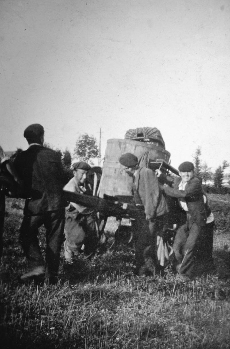 Hommes déplaçant un char (carri) chargé d'une cuve ovale (cornut, folièira)