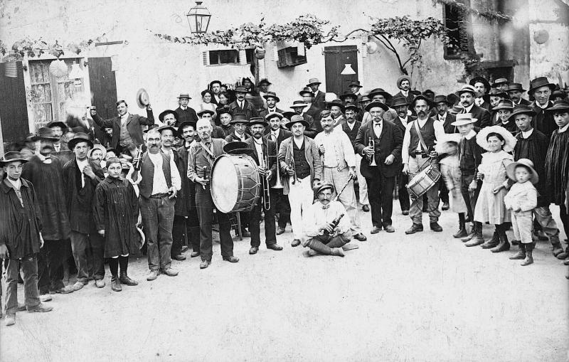 Villageois (vilatjors) et musiciens (musicaires) un jour de fête (fèsta, vòta), à Naucelle-Gare, 1912