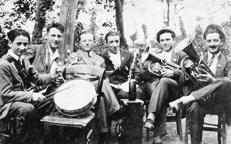 Jeunes hommes assis avec cuivres et tambour (tambor), juin 1930