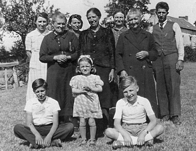 Famille dans une prairie (prada, prat), 1944