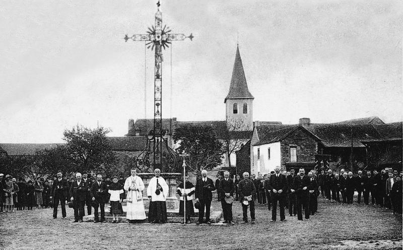 Paroissiens (parroquians), curés (curats) et enfants de chœur (clergues) rassemblés autour d'une croix (crotz), à Jouels, 1932-1933