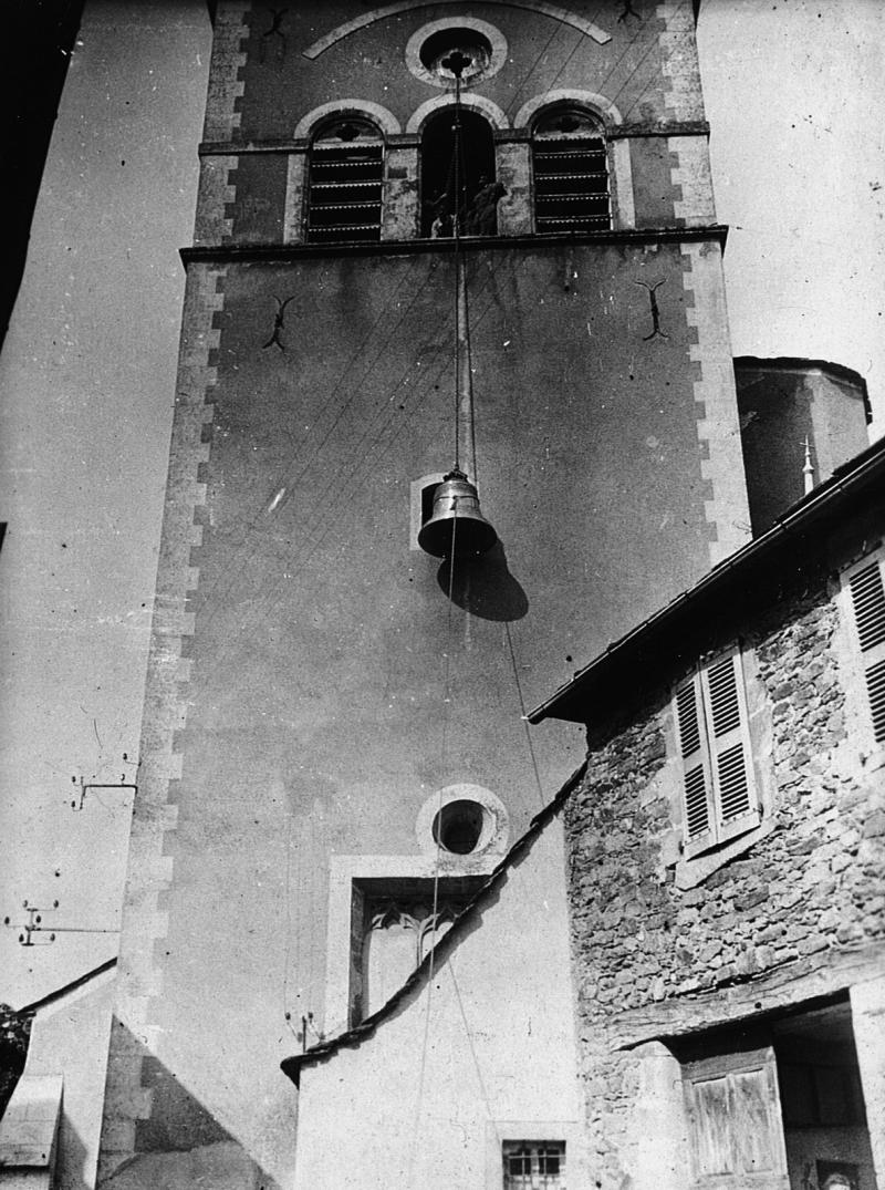 Cloche (campana) hissée au clocher (cloquièr) après son baptême (batejalhas), 1945