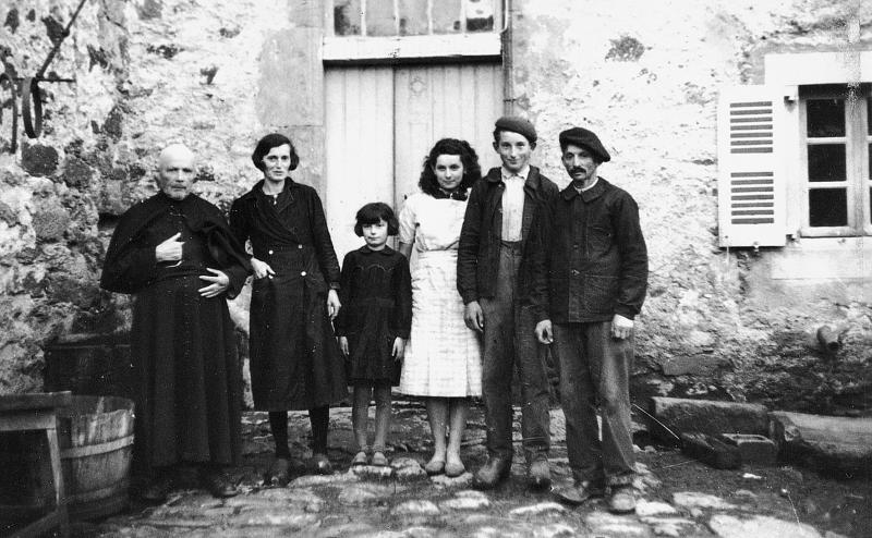 Curé (curat) et famille devant la porte d'entrée d'une maison (ostal), au Cayla