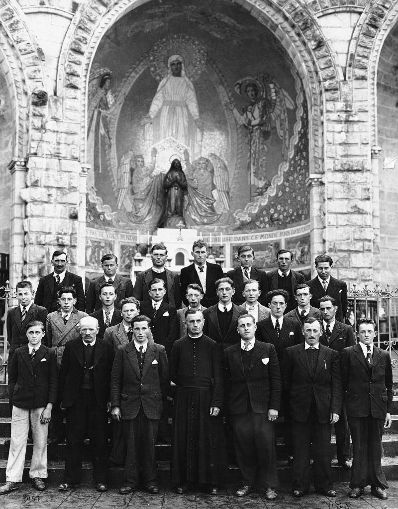 Paroissiens (parroquians) et curé (curat), à Lourdes (65), 1949