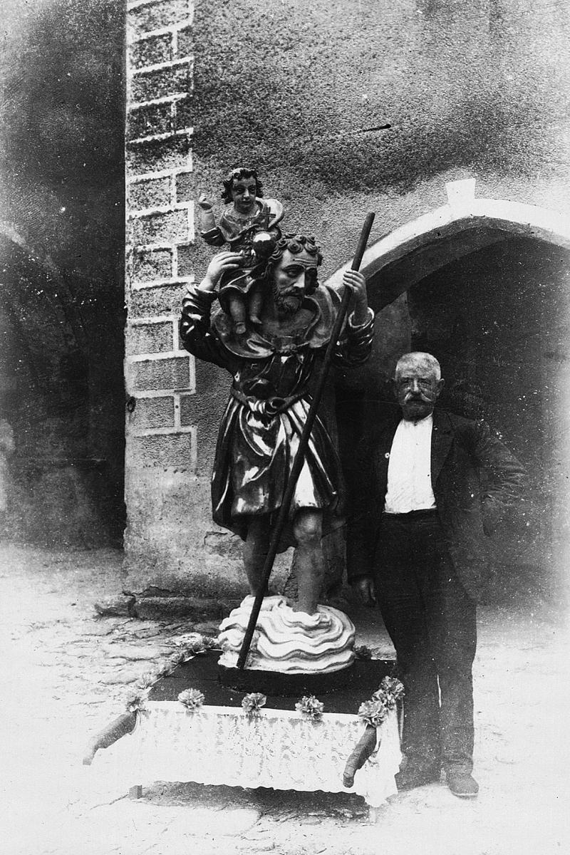 Marguillier (marguilhièr) à côté de la statue (estatua) de saint Christophe, vers 1930