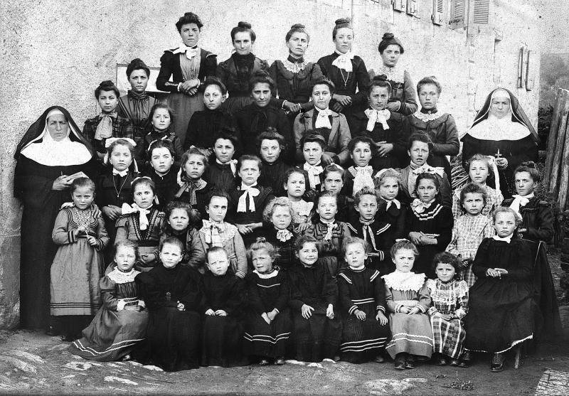 Ecole (escòla) libre ou privée mixte avec deux religieuses (sòrres, surs), à Albanhac, vers 1890