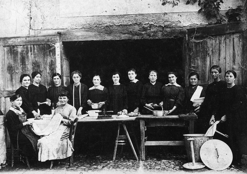 Elèves des cours ménagers avec accessoires de repassage, de cuisine et de lessive, 1918