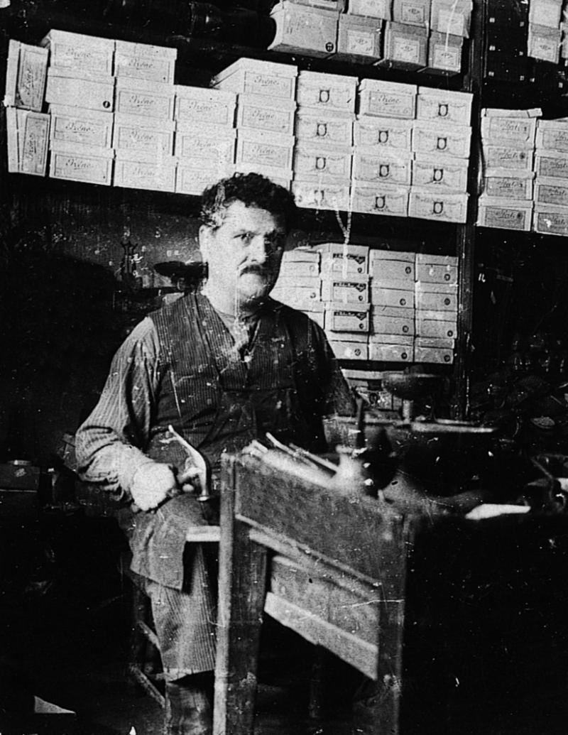 Cordonnier (pegòt) dans sa boutique, 1910
