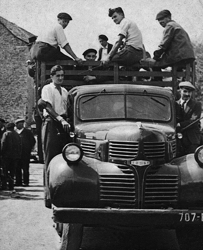 Jeunes hommes sur les marchepieds ou dans la caisse d'un camion de retour de la foire (fièira), 1944