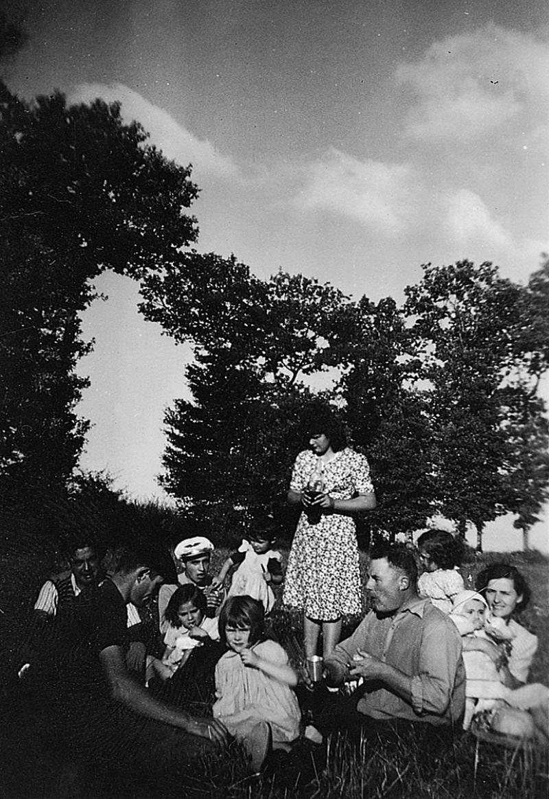 Temps de pause (beguda) durant moisson (meisson, sèga), à Croix Longue, 15 août 1951