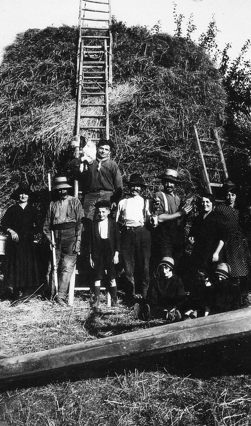 Famille devant un gerbier (plonjon), à Naves, 1942