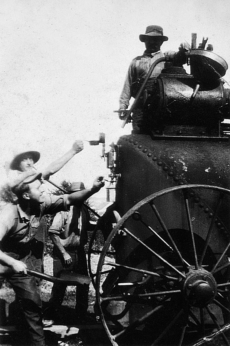 Hommes réglant une locomobile (caufusa)