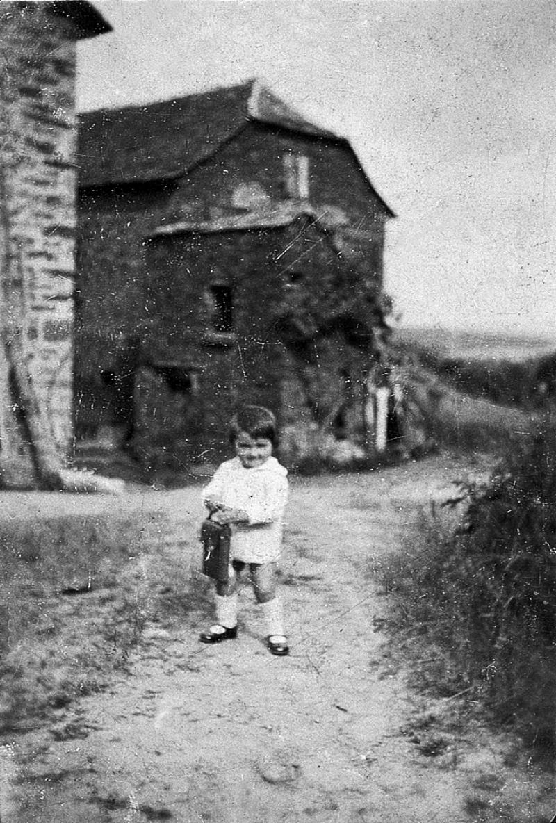 Enfant devant un séchoir à châtaigne (secador) détruit depuis, à La Vayssette, 1931