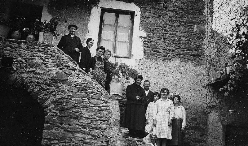 Famille dans les escaliers (escalièrs) d'une maison (ostal), à La Vernhe, 1930