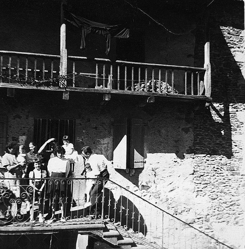 Famille sur un balcon protégé par un balcon couvert (balet), au moulin de Pajèges, 1959
