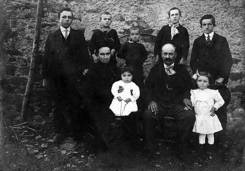 Couple avec sept enfants (dròlles, enfants), à La Védélie, 1923